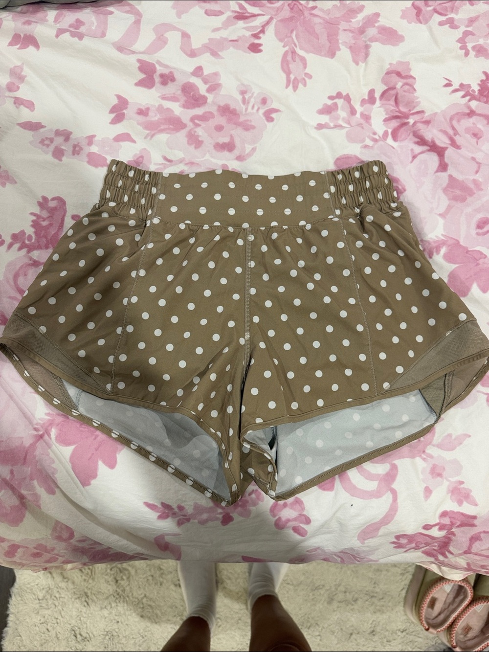 SOLD OUT lululemon hotty hots size 6 high rise